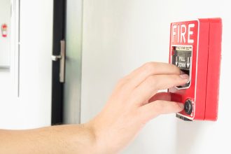Couverture anti-feu : un équipement essentiel pour la sécurité incendie individuelle et collective