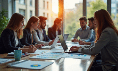 Equipe diverse collaborant autour d'une table moderne
