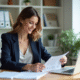 Femme organisée dans son bureau lumineux en train de trier des papiers