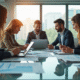 Groupe de professionnels dans un bureau lumineux pour l article
