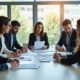 Groupe de professionnels discutant de grilles de salaires