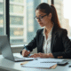 Femme sophrologue au bureau organisé et lumineux